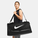 Sac de sport Nike Brasilia 9.5 grande taille avec compartiment chaussures, poches extérieures et fond enduit, conçu pour transporter l’équipement d’entraînement.