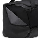 Sac de sport Nike Brasilia 9.5 grande taille avec compartiment chaussures, poches extérieures et fond enduit, conçu pour transporter l’équipement d’entraînement.