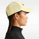 Casquette Nike Dri-FIT Club Swoosh structurée avec fermeture ajustable et tissu respirant anti-transpirant