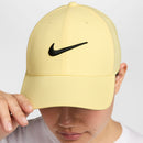 Casquette Nike Dri-FIT Club Swoosh structurée avec fermeture ajustable et tissu respirant anti-transpirant