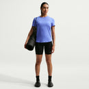 Haut Nike One Classic Dri-FIT femme manches courtes avec tissu léger respirant et logo réfléchissant