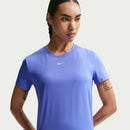 Haut Nike One Classic Dri-FIT femme manches courtes avec tissu léger respirant et logo réfléchissant