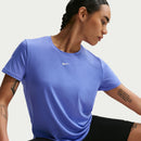 Haut Nike One Classic Dri-FIT femme manches courtes avec tissu léger respirant et logo réfléchissant