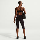 Brassière de sport femme Nike Zenvy avec tissu InfinaSoft doux et coussinet cousu, conçue pour maintien léger et confort pendant l’entraînement.