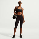 Brassière de sport femme Nike Zenvy avec tissu InfinaSoft doux et coussinet cousu, conçue pour maintien léger et confort pendant l’entraînement.