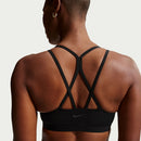 Brassière de sport femme Nike Zenvy avec tissu InfinaSoft doux et coussinet cousu, conçue pour maintien léger et confort pendant l’entraînement.