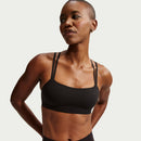 Brassière de sport femme Nike Zenvy avec tissu InfinaSoft doux et coussinet cousu, conçue pour maintien léger et confort pendant l’entraînement.