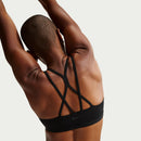Brassière de sport femme Nike Zenvy avec tissu InfinaSoft doux et coussinet cousu, conçue pour maintien léger et confort pendant l’entraînement.