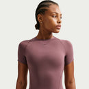 T-shirt Nike Universa Dri-FIT femme respirant extensible avec technologie anti transpiration