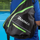 Ensemble Booma Pickleball 2 Joueurs comprenant deux raquettes Lightspeed Carbon Series en fibre de carbone, quatre balles homologuées USA Pickleball et un sac de transport multifonction avec plusieurs compartiments.