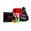 Ensemble Booma Pickleball 2 Joueurs comprenant deux raquettes Lightspeed Carbon Series en fibre de carbone, quatre balles homologuées USA Pickleball et un sac de transport multifonction avec plusieurs compartiments.