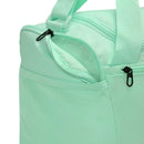Sac de sport Nike Brasilia 9.5 de 25 litres avec grand compartiment principal, compartiment séparé pour les chaussures, poches de rangement et fond enduit résistant, idéal pour le gym et les activités sportives.