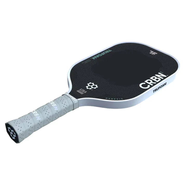 Raquette de pickleball CRBN 1 Genesis 1 TruFoam – format allongé avec noyau mousse TruFoam™, manche 5.5", surface T700 carbone brut, spin et contrôle élevés.