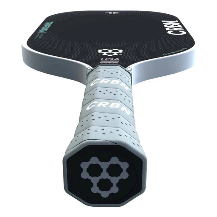 Raquette de pickleball CRBN 1 Genesis 1 TruFoam – format allongé avec noyau mousse TruFoam™, manche 5.5", surface T700 carbone brut, spin et contrôle élevés.