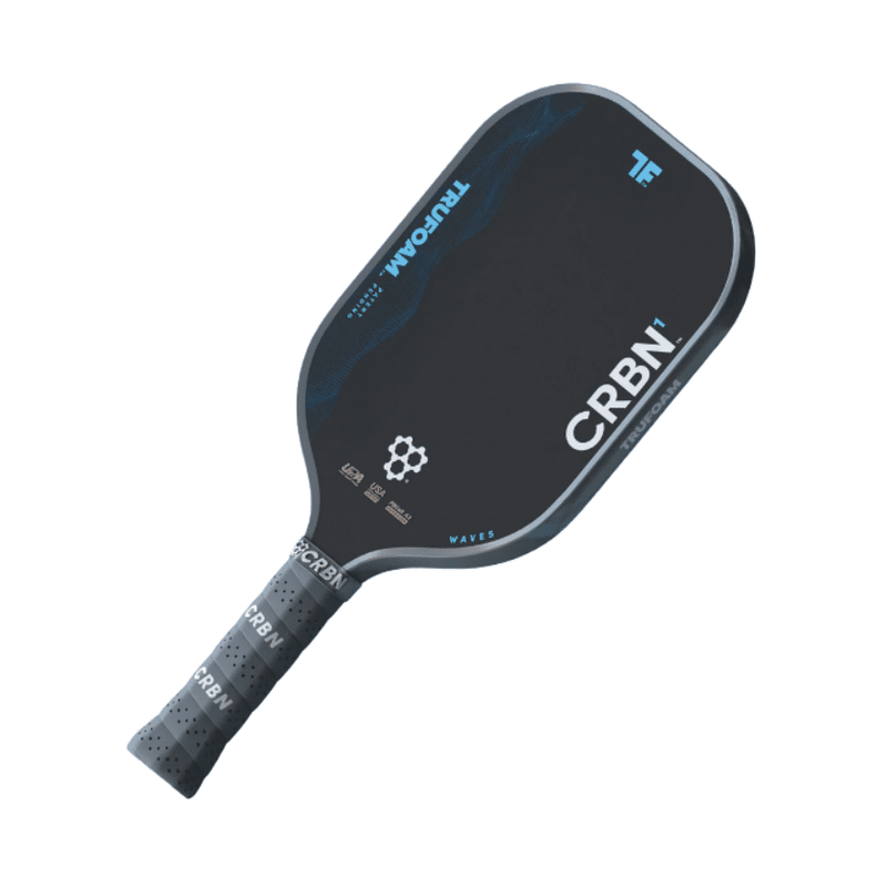 Raquette de pickleball CRBN 1 TruFoam Waves Elongated – raquette allongée avec noyau mousse TruFoam™, surface carbone T700/fibre de verre, manche long pour revers à deux mains.