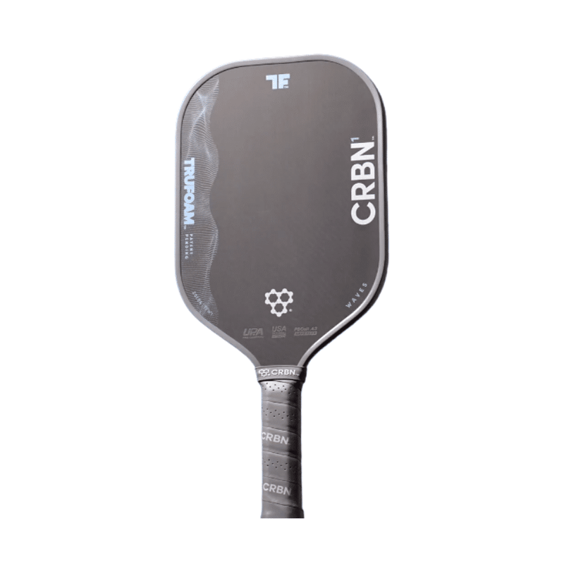 Raquette de pickleball CRBN 1 TruFoam Waves Elongated – raquette allongée avec noyau mousse TruFoam™, surface carbone T700/fibre de verre, manche long pour revers à deux mains.