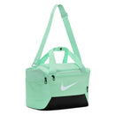 Sac de sport Nike Brasilia 9.5 de 25 litres avec grand compartiment principal, compartiment séparé pour les chaussures, poches de rangement et fond enduit résistant, idéal pour le gym et les activités sportives.