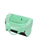 Sac de sport Nike Brasilia 9.5 de 25 litres avec grand compartiment principal, compartiment séparé pour les chaussures, poches de rangement et fond enduit résistant, idéal pour le gym et les activités sportives.