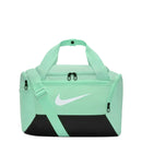 Sac de sport Nike Brasilia 9.5 de 25 litres avec grand compartiment principal, compartiment séparé pour les chaussures, poches de rangement et fond enduit résistant, idéal pour le gym et les activités sportives.