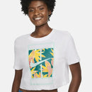 T-shirt court Nike Dri-FIT Slam blanc pour femme avec graphique coloré.