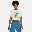 T-shirt court Nike Dri-FIT Slam blanc pour femme avec graphique coloré.