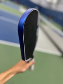 Protecteur de contour Vinyl Styles Edge Guard Electra Blue pour raquette de pickleball.