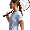 T-shirt de tennis Nike Victory pour femme avec technologie Dri-FIT, tissu extensible et respirant offrant confort et liberté de mouvement sur le court.