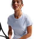 T-shirt de tennis Nike Victory pour femme avec technologie Dri-FIT, tissu extensible et respirant offrant confort et liberté de mouvement sur le court.