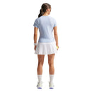 T-shirt de tennis Nike Victory pour femme avec technologie Dri-FIT, tissu extensible et respirant offrant confort et liberté de mouvement sur le court.