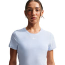 T-shirt de tennis Nike Victory pour femme avec technologie Dri-FIT, tissu extensible et respirant offrant confort et liberté de mouvement sur le court.