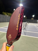 Protecteur de contour Vinyl Styles Edge Guard Ruby Red Forged Carbon pour raquette de pickleball.