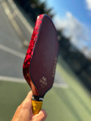 Protecteur de contour Vinyl Styles Edge Guard Ruby Red Forged Carbon pour raquette de pickleball.