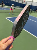 Protecteur de contour Vinyl Styles Edge Guard Aurora rose pour raquette de pickleball.