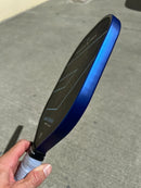 Protecteur de contour Vinyl Styles Edge Guard Electra Blue pour raquette de pickleball.