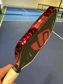 Protecteur de contour Vinyl Styles Edge Guard Ruby Red Forged Carbon pour raquette de pickleball.