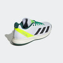 chaussure de pickleball adidas avec mesh respirant et semelle adiwear pour traction sur court dur