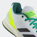 chaussure de pickleball adidas avec mesh respirant et semelle adiwear pour traction sur court dur