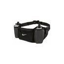 Ceinture d’hydratation Nike Flex Stride avec double bouteille 24 oz, conçue pour offrir hydratation mains libres et stabilité pendant la course.