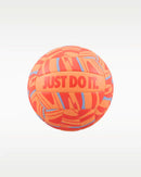 Mini ballon de volleyball Nike orange avec surface texturée conçu pour l'entraînement intérieur et extérieur