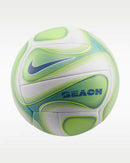 Ballon de volleyball de plage Nike Beach Volleyball avec construction 12 panneaux, surface résistante à l'eau et graphismes contrastés pour une meilleure visibilité.
