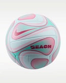 Ballon de volleyball de plage Nike Beach Volleyball avec construction 12 panneaux, surface résistante à l'eau et graphismes contrastés pour une meilleure visibilité.
