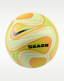 Ballon de volleyball de plage Nike Beach Volleyball avec construction 12 panneaux, surface résistante à l'eau et graphismes contrastés pour une meilleure visibilité.