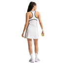 Robe de tennis NikeCourt Advantage blanche avec dos nageur, tissu extensible anti-transpiration et coupe ajustée offrant confort et liberté de mouvement sur le court.