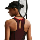Robe de tennis NikeCourt Slam noire avec justaucorps intégré, short extensible avec poches et empiècements en mesh respirant offrant élégance, confort et performance sur le court.