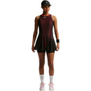 Robe de tennis NikeCourt Slam noire avec justaucorps intégré, short extensible avec poches et empiècements en mesh respirant offrant élégance, confort et performance sur le court.