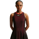 Robe de tennis NikeCourt Slam noire avec justaucorps intégré, short extensible avec poches et empiècements en mesh respirant offrant élégance, confort et performance sur le court.
