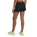 Short Under Armour Tech Play Up 2-en-1 pour femme avec cuissard intégré, ceinture confortable et poches latérales, conçu pour la course, le gym et l'entraînement.