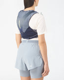 Veste d'hydratation Salomon ADV Skin 5 Gradient de 5 litres avec deux flasques souples de 500 ml, design exclusif à graphismes sublimés et ajustement stable pour le trail running et les longues distances.
