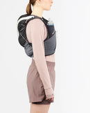 Veste d'hydratation Salomon ADV Skin 12 Gradient de 12 litres avec deux flasques souples de 500 ml, design exclusif à graphismes sublimés et nombreux compartiments pour l'ultra-trail et les longues aventures en montagne.