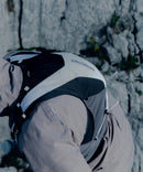 Veste d'hydratation Salomon ADV Skin 12 Gradient de 12 litres avec deux flasques souples de 500 ml, design exclusif à graphismes sublimés et nombreux compartiments pour l'ultra-trail et les longues aventures en montagne.